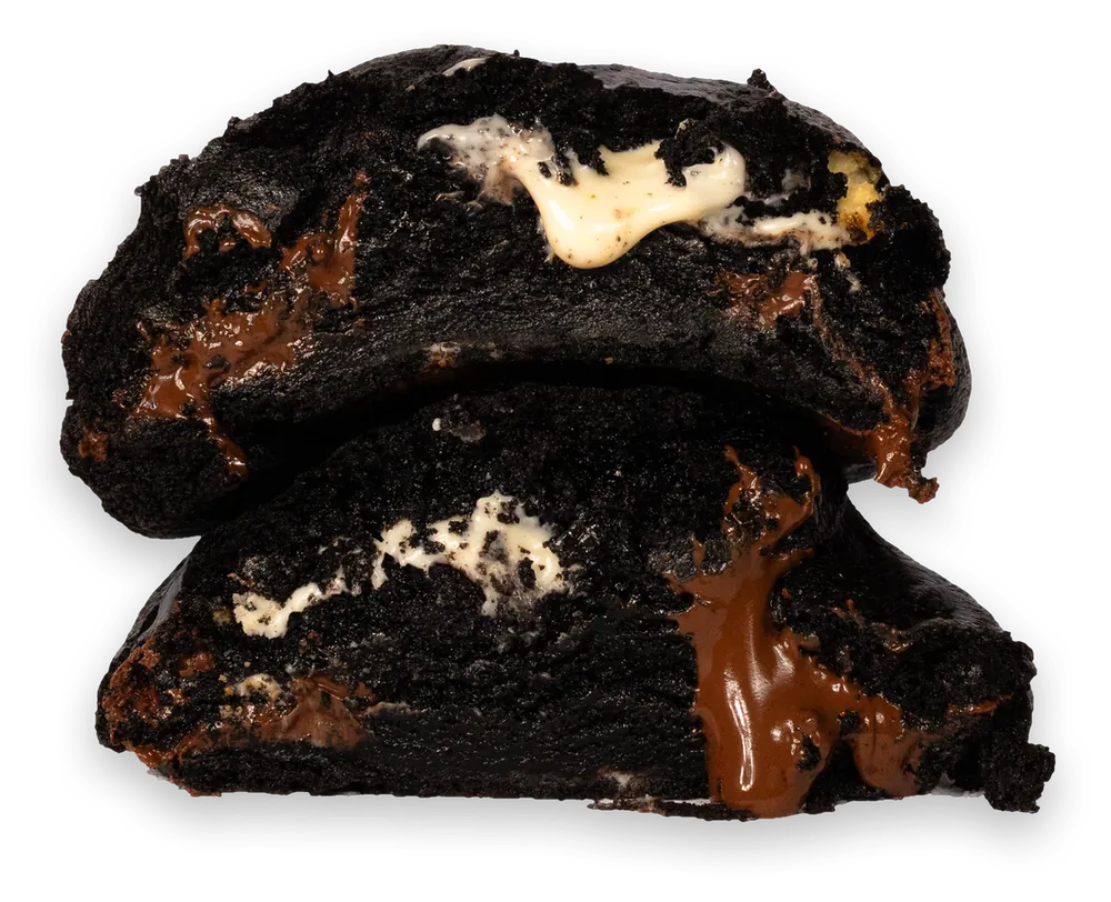 Cookie Dark de massa preta partido ao meio, com chocolate ao leite e chocolate branco