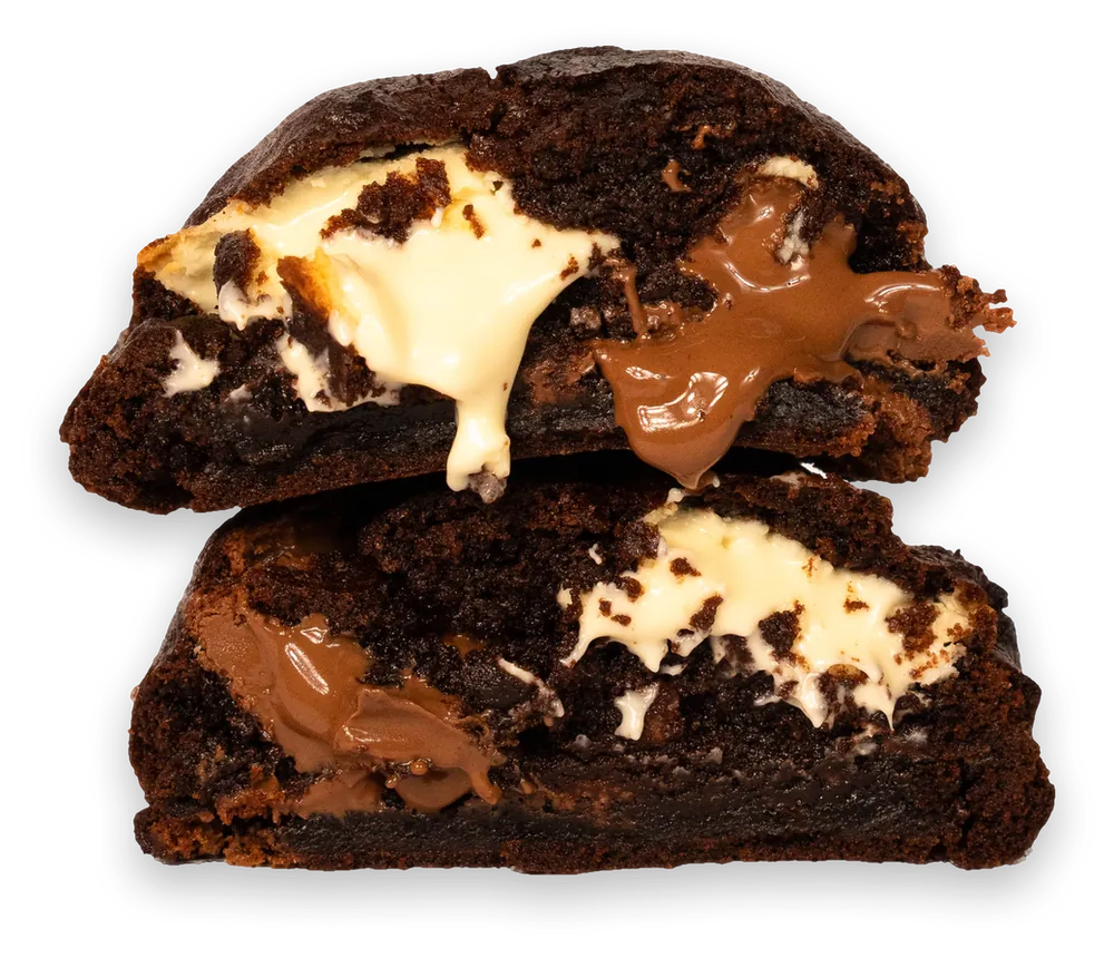 Cookie GL de massa de chocolate partido ao meio, com recheio de chocolate branco e ao leite