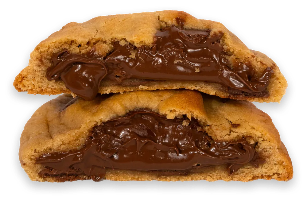 Cookie de Nutella partido ao meio, com o recheio escorrendo