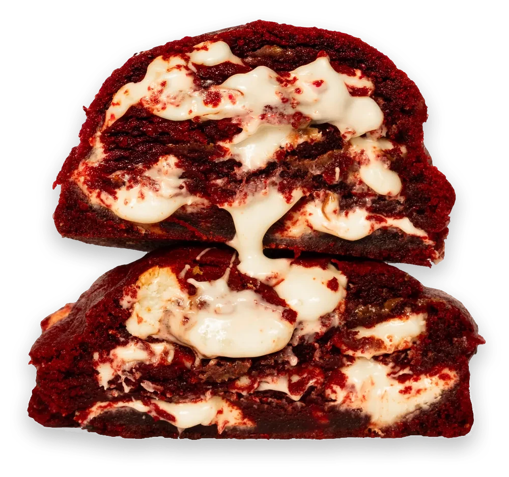 Cookie Red Velvet partido ao meio, com recheio cremoso de chocolate branco