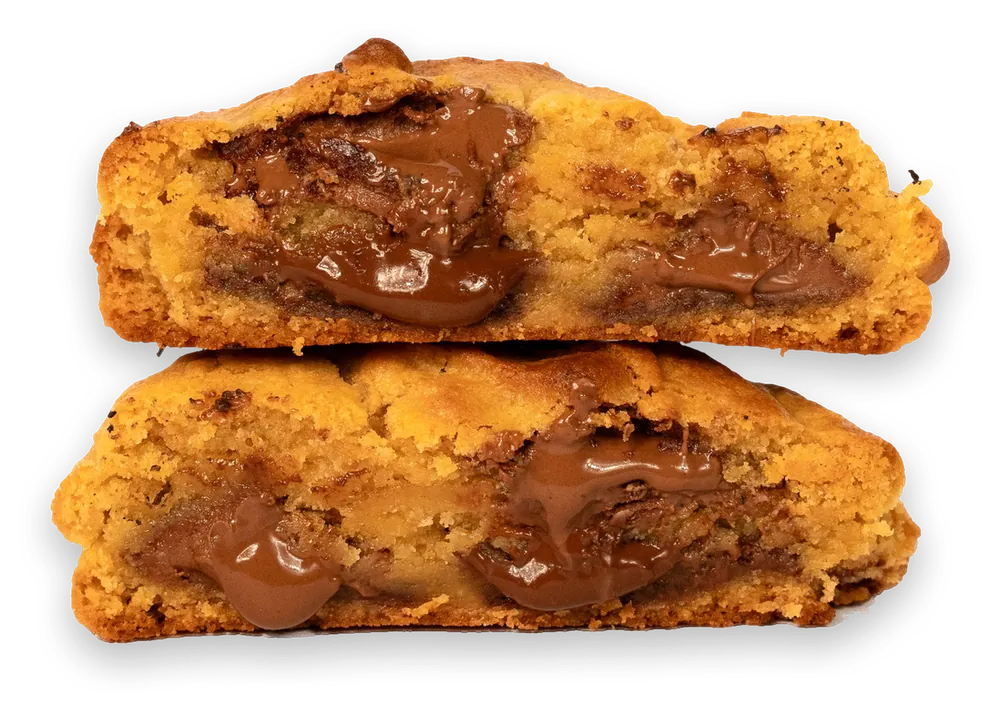 Cookie Tradicional partido ao meio, com recheio de chocolate ao leite derretido
